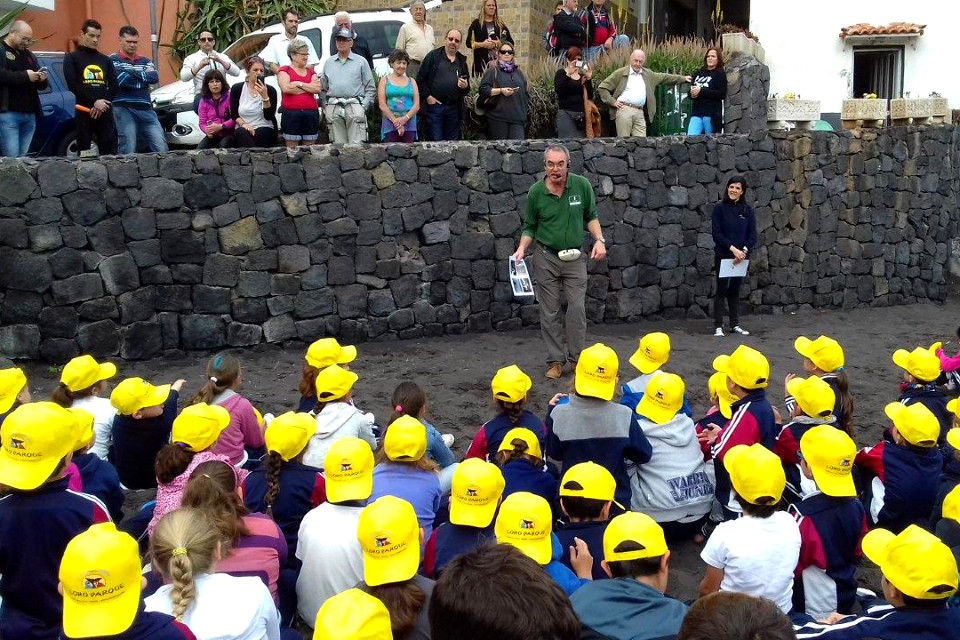 Die Auswilderung wird mit einem edukativen Angebot für zahlreiche Schülerinnen und Schüler verknüpft. | Foto: Loro Parque